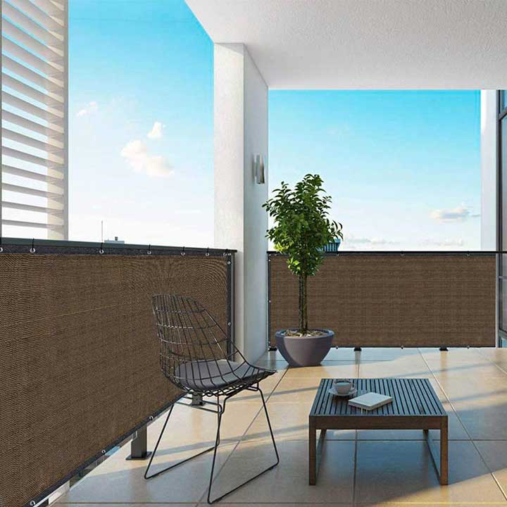 Comment puis-je rendre mon balcon privé ?